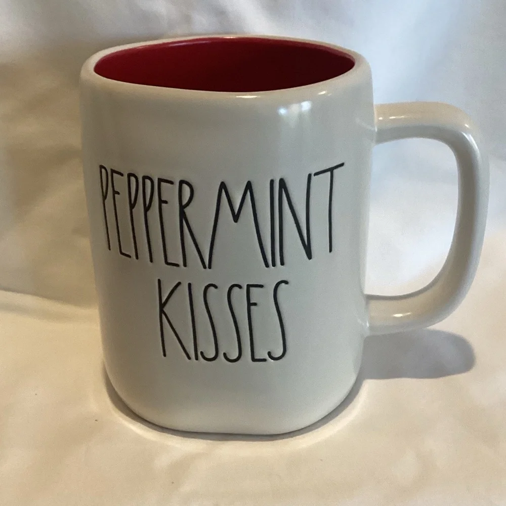 EUC - Rae Dunn PEPPERMINT KISSES Mug